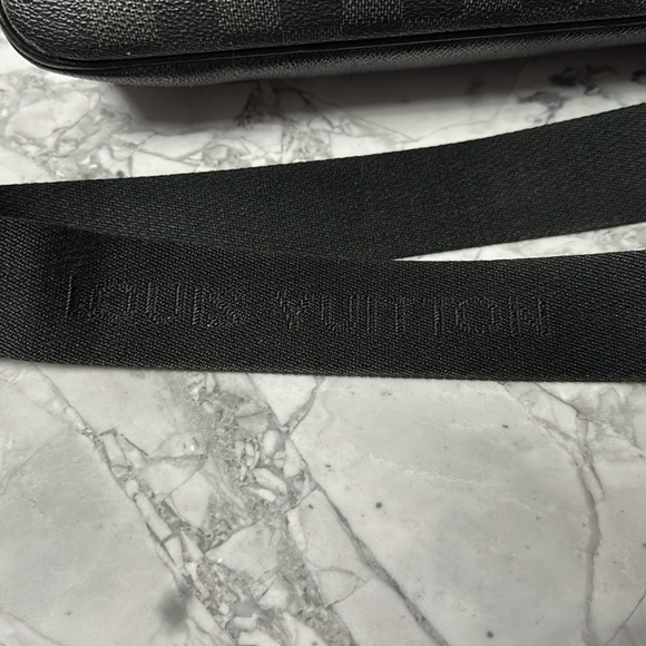 Authentic Louis Vuitton
Damier Graphite Shoulder Bag MM Messenger bag - Picture 7 of 13